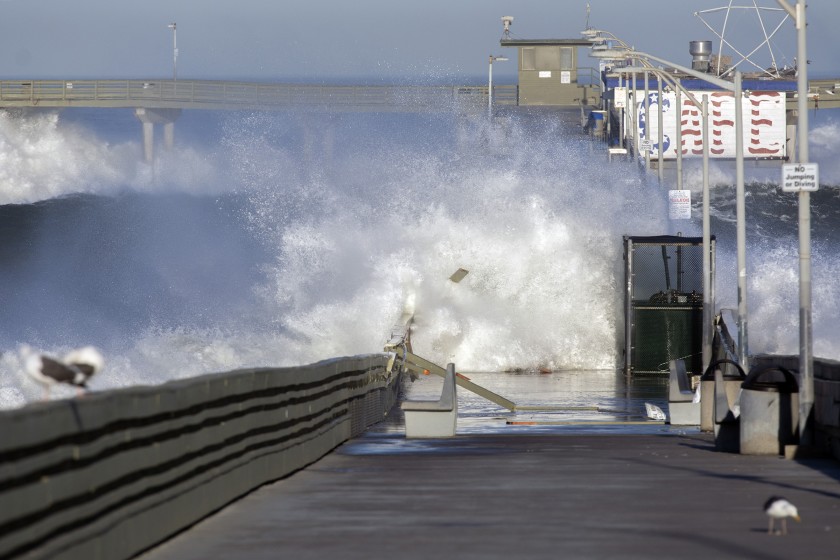 Alto oleaje, muelle, costa, condado